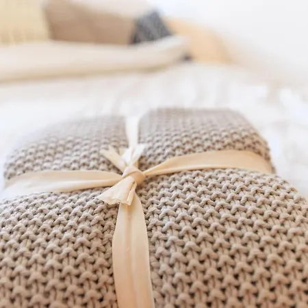 Global Living - Design I Rathausplatz I Beamer I Ac I Kitchen I דירה