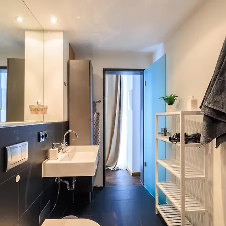 Global Living - Design I Rathausplatz I Beamer I Ac I Kitchen I דירה *