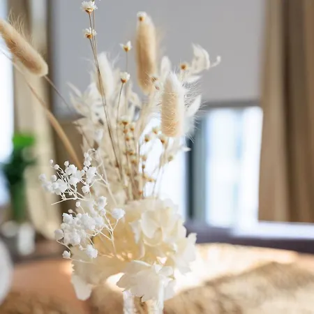 Global Living - Design I Rathausplatz I Beamer I Ac I Kitchen I אוגסבורג